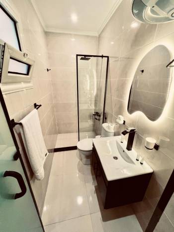 Deluxe King Room8